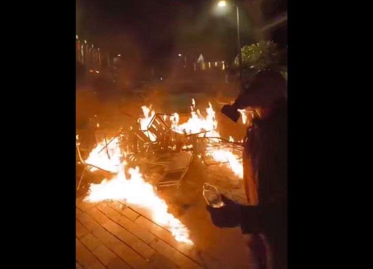 Спецназ применяет газ. В Тбилиси разбушевались протестующие: баррикады, камни, водометы, штурм резиденции