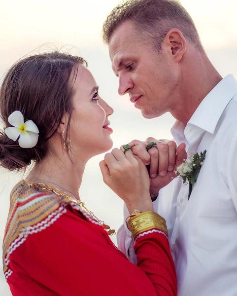 Свекровь Костенко встала на защиту ее семьи после скандала с моделями в Сочи