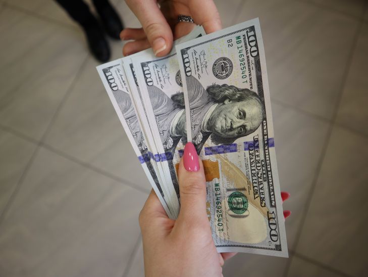 Свекровь предложила деньги на квартиру, но заставила невестку отказаться от своей доли в пользу сына