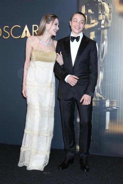 Тягает железо, но не хочет быть мачо — сын Джоли и Питта теперь с розовыми волосами