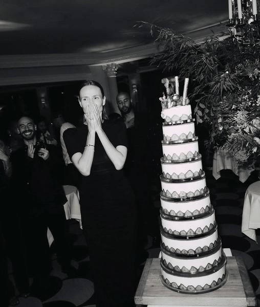 Топ-модель Наташа Поли неделю отмечала 40-летие — с Водяновой, Кэмпбелл и Кауфман