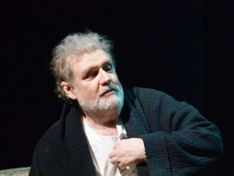 «У меня нет сил»: вдова разрыдалась у могилы Владимира Симонова