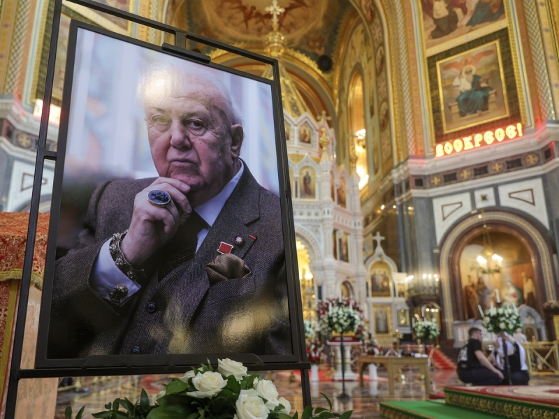 Убитая горем молодая вдова, досмотр на входе в храм и венок от президента: в Москве прощаются с Зурабом Церетели