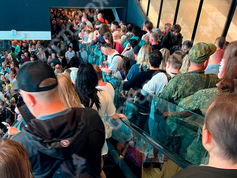 В аэропортах России произошел коллапс из-за БПЛА ВСУ: в Шереметьево отменены 174 рейса, люди спят на полу