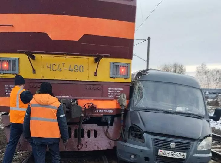 В Беларуси поезд Москва-Брест столкнулся с бусом