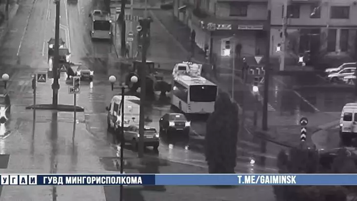 В центре Минска трактор протаранил автобус