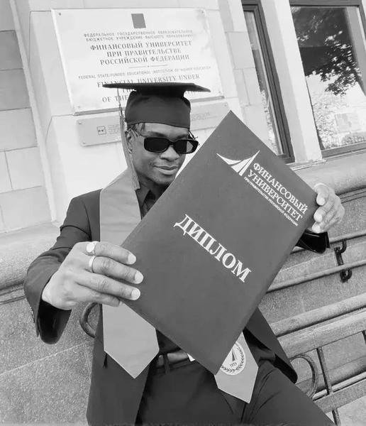 В центре Москвы умер 27-летний фотомодель Силавве Нокс — его тело нашли в душевой