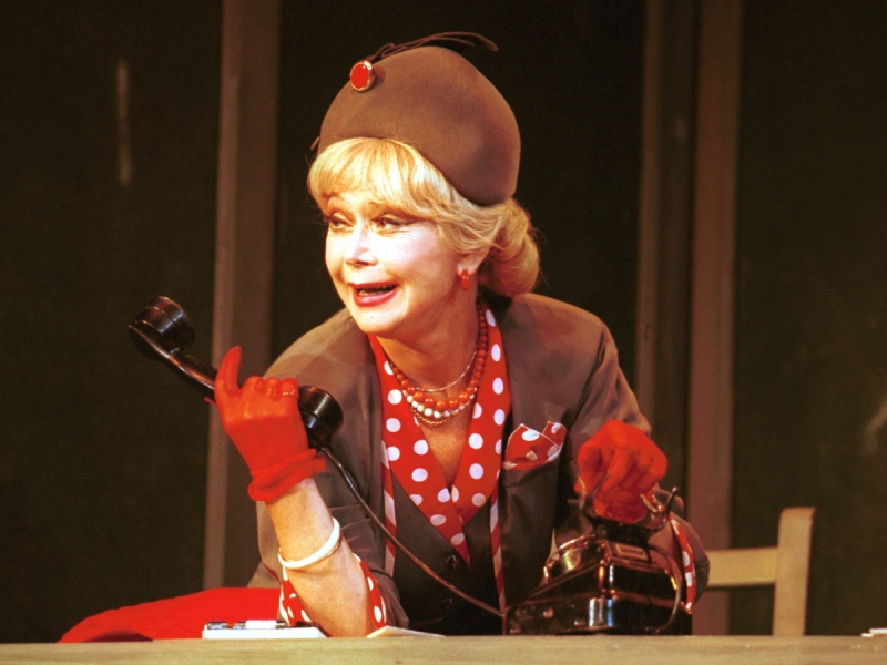 В детстве угрожала окунуть в унитаз, а когда вырос, вмешалась в роман с Мордвиновой: как Светлана Немоляева единственного сына опекала