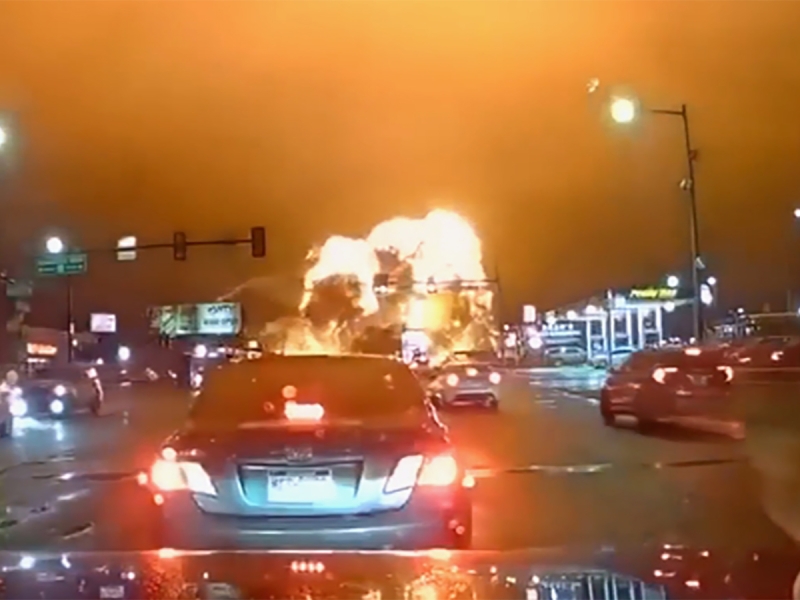 В Филадельфии самолет упал на жилые дома: появилось видео