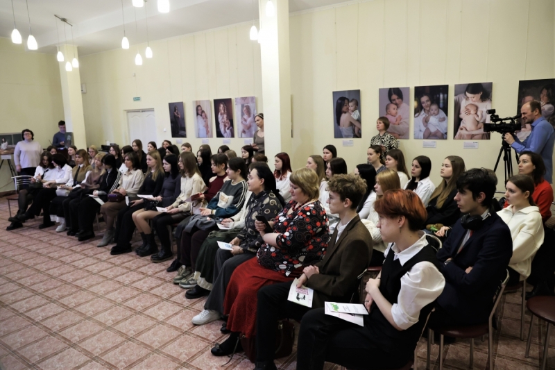 В Кургане в Доме народного творчества открылась выставка «Русские Мадонны. Рожденные вопреки»