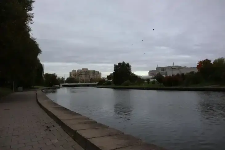 В Минске 12-летний мальчик упал в Свислочь с парапета: сам выбраться не смог