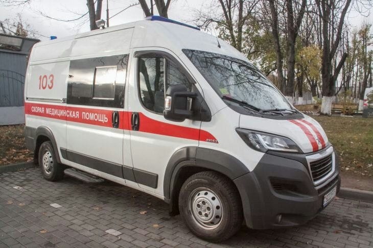 В Могилевском районе пригородный автобус оказался в кювете: двоих пассажиров осматривают медики