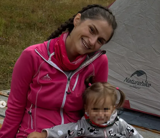 В Сети бьют тревогу из-за альпинистки, поднявшейся на высоту с годовалым ребенком — видео