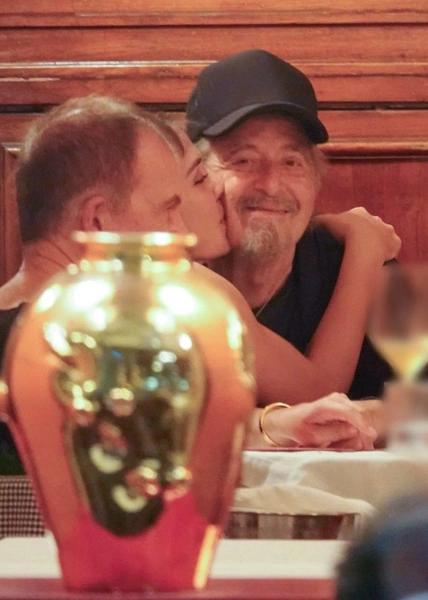 В три раза моложе! 85-летний Аль Пачино закрутил роман с юной журналисткой