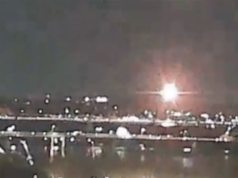 В Вашингтоне самолет с 60 пассажирами упал в реку после столкновения с военным вертолетом: крушение попало на видео