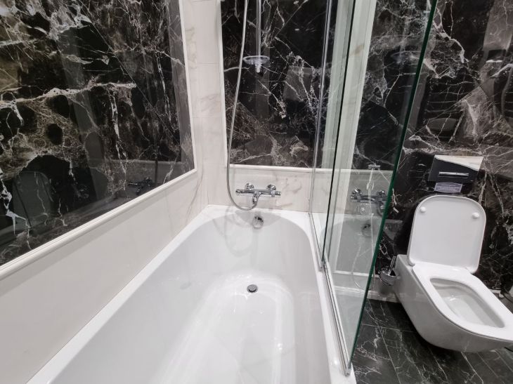 Ванна сияет как новая: дешевое средство, которое справится с желтизной и известковым налетом