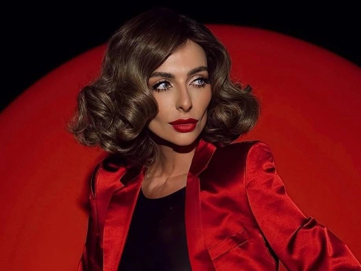 Варнава вернулась с Кипра в Москву и вышла на сцену босиком