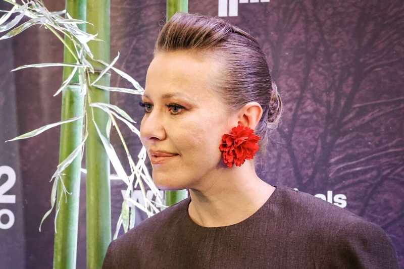 Вдова Децла сразила Ксению Собчак эффектным выходом на сцене