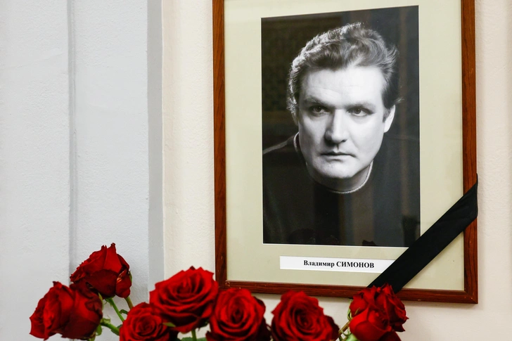 Вдова Симонова держится из последних сил, опираясь на сыновей на похоронах актера