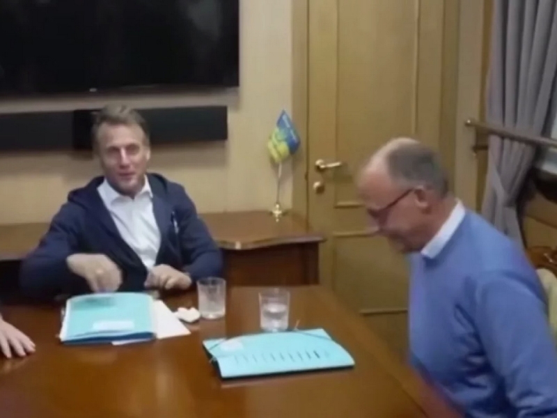 Видео, как Макрон и Мерц прячут странные предметы со стола от журналистов, «взорвало» Сеть