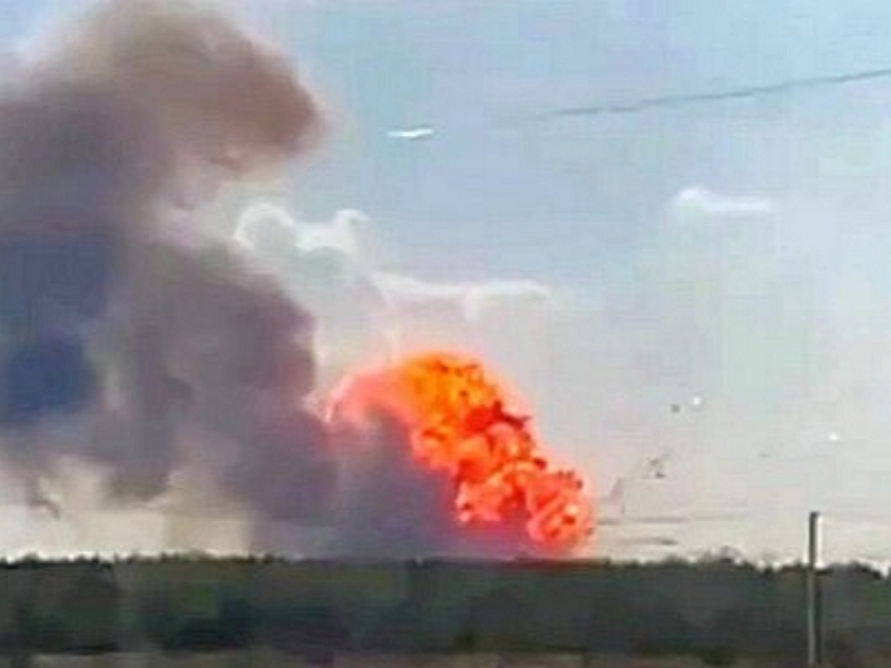 Во Владимирской области прогремели мощные взрывы в воинской части: гигантский гриб засняли на видео