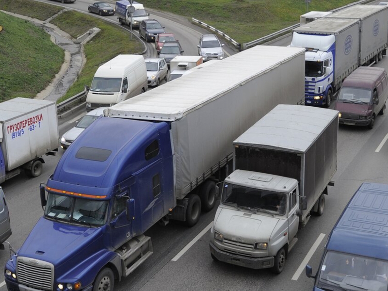 Возле Москвы массово обыскивают грузовики. СМИ выяснили с чем это связано