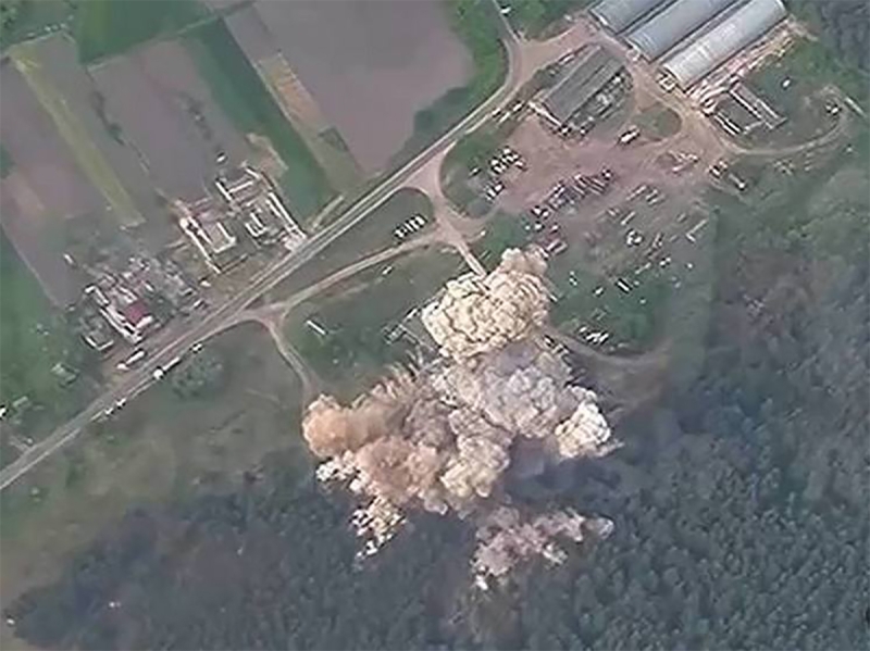 ВС РФ снова ударили по военным объектам Украины: пять областей остались без электричества