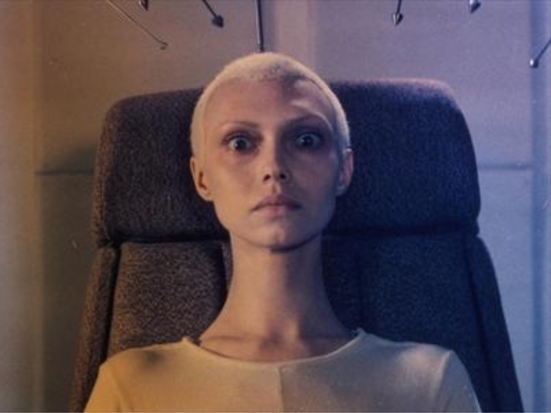 Вышла замуж за альфонса, едва не потеряла ребенка и ушла в религию: что стало с инопланетянкой Еленой Метелкиной из фильма «Через тернии к звездам»