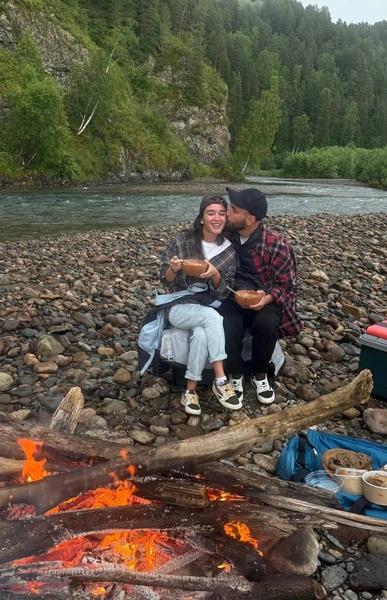 Зачем им солнце Монако? В медовый месяц Бородина и Сердюков варят уху на Алтае