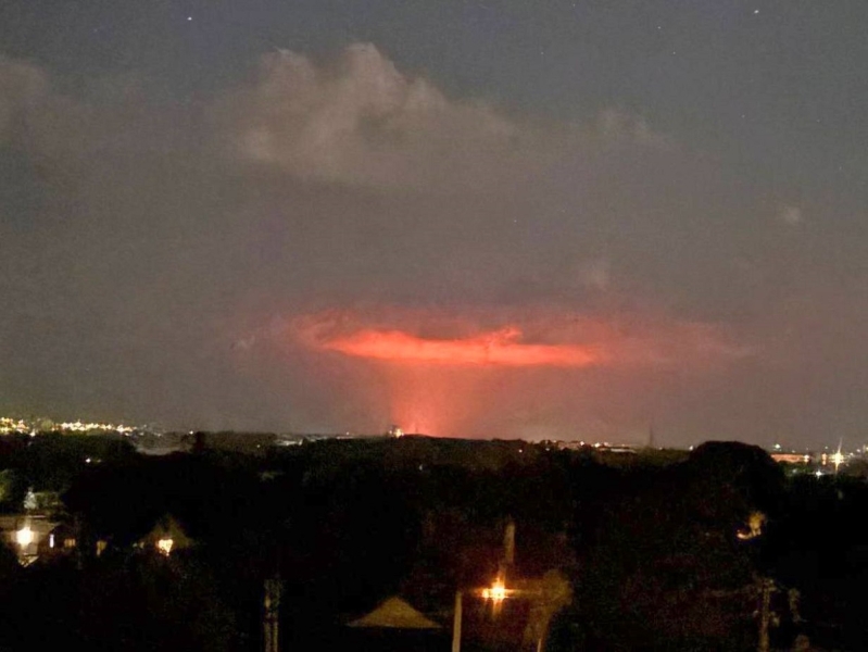 «Зарево, как от ядерной бомбы»: ВС РФ продолжают утюжить Украину — в Чугуеве страшный пожар