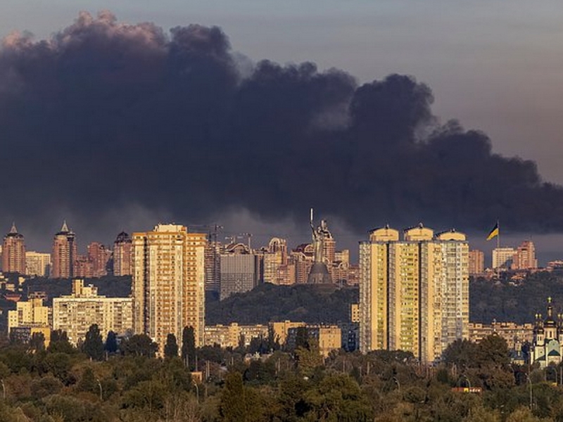 Зеленский сделал заявление после ночного удара по Киеву, обратившись к Трампу и Макрону
