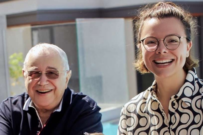 Жена Петросяна покинула артиста, забрав обоих детей