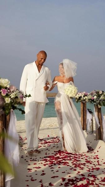 Жених босиком, а она на каблуках: еще один свадебный образ Ани Лорак