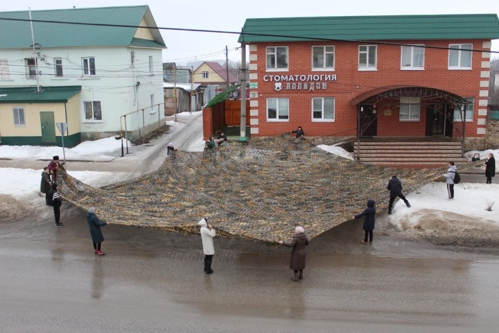 Женщины Пензенской области создали бойцам СВО колоссальную маскировочную сеть