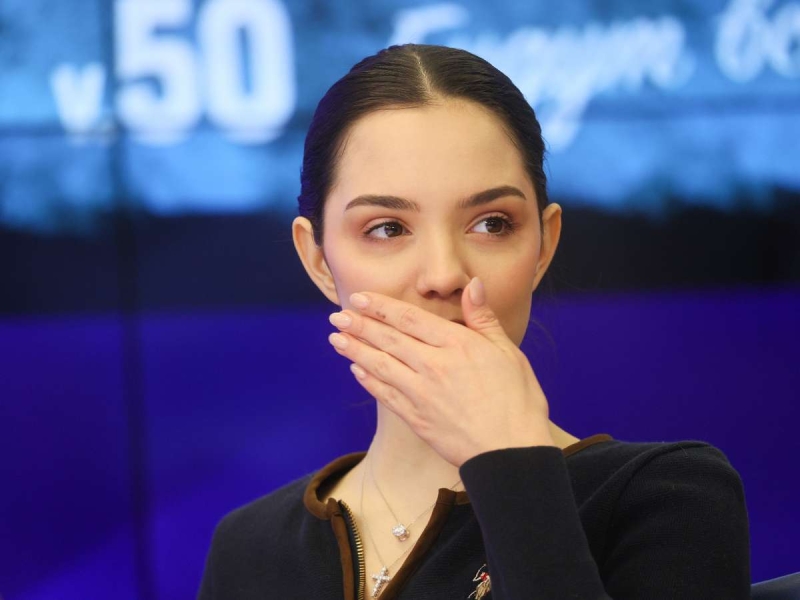 «Живу жизнь, в которой есть место и тусовкам, и бокальчику вина»: Евгения Медведева о жирных плюсах после завершения карьеры