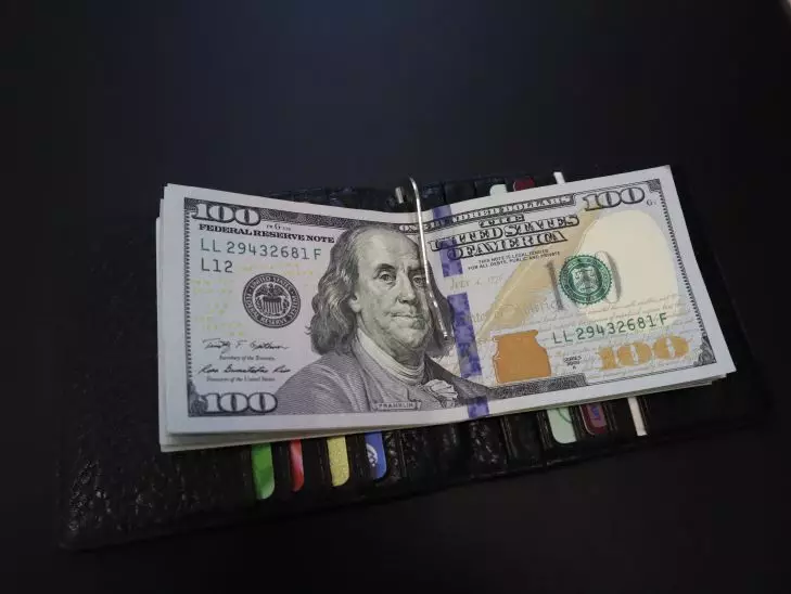 Золото бросает вызов доллару: чья победа ждет нас в 2025 году